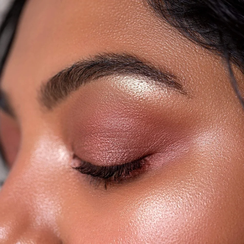 CHELLA  and VELA BEAUTY BLUSHING ROSE EYESHADOW PALETTE. New in Box